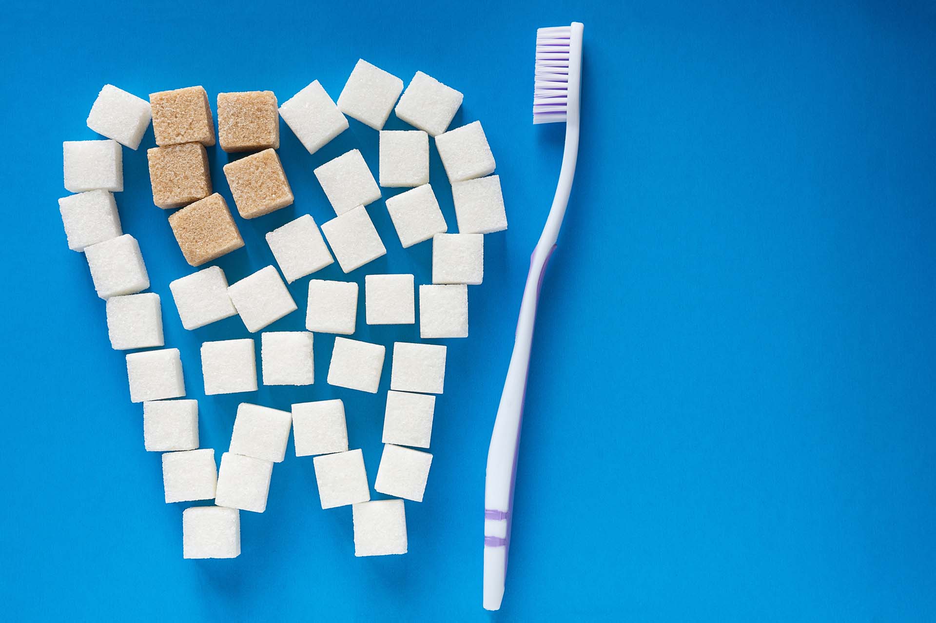 the carious tooth of sugar cubes of refined sugar, preventing tooth decay, caring for the health of your teeth, the causes of caries